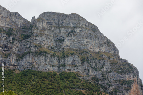 Foto Amazing view to the Tymfi mountain over Papiggo village, Pindos, Greece