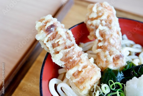 Plakat ちくわ天ぷらをトッピングしたうどん。ねぎとわかめ添え