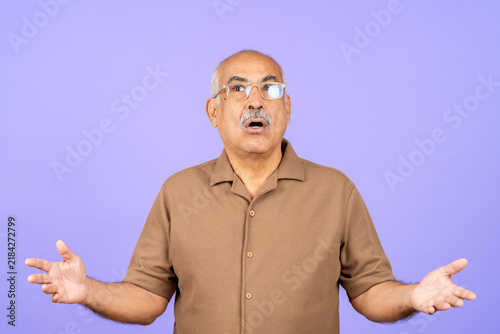 Foto Senior man expressing confusion, questioning, or bewilderment