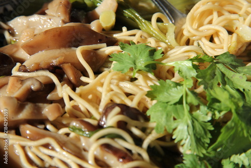 Foto Fragrant spicy ramen with shiitake mushrooms pak choi and chili