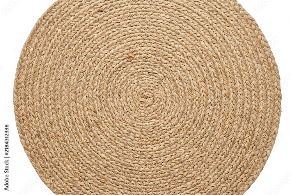 Fototapeta premium Okrągła podkładka wykonana z naturalnego sznurka jutowego o wyraźnej, plecionej fakturze, umieszczona na czystym białym tle, idealna jako element dekoracyjny w stylu rustykalnym lub skandynawskim.