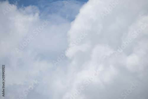 Foto fluffy white clouds building up in the light blue sky
