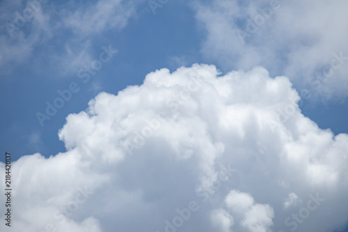 Fotografie fluffy white clouds building up in the light blue sky