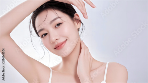 Obraz na płótnie 腕を頭上にかざし首に手を添えて微笑む女性