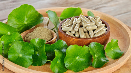 Cuadro en lienzo Centella asiatica (Gotu Kola), Gotu Kola powder, and Gotu Kola capsules herbs