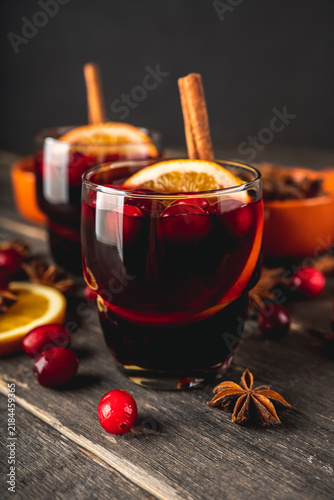 Fotografía Mulled wine with ingredients on rustic wooden background