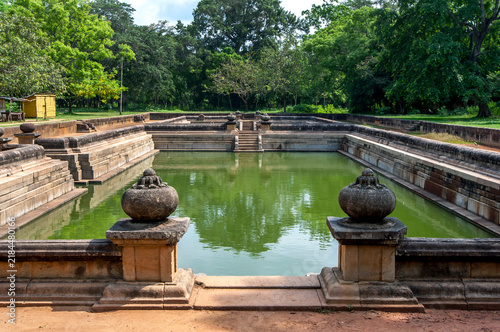 Foto The Kuttam Pokuna or Twin Ponds at the ancient site of Anuradhapura in Sri lanka