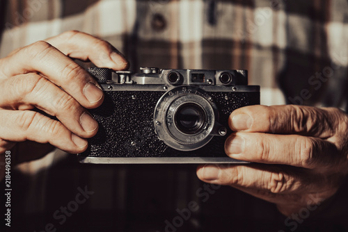 Foto Closeup of hands holding vintage rangefinder film camera