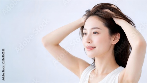Plakat 両手で髪をかき上げて笑う女性