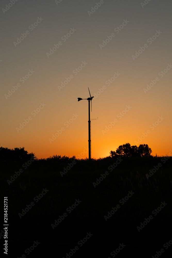 Obraz premium sunset silhouette of wind turbines 