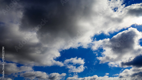 Foto stormy dark clouds covering the blue sky