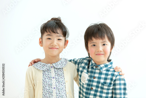 Tapety artystyczne 肩を抱く男の子と女の子