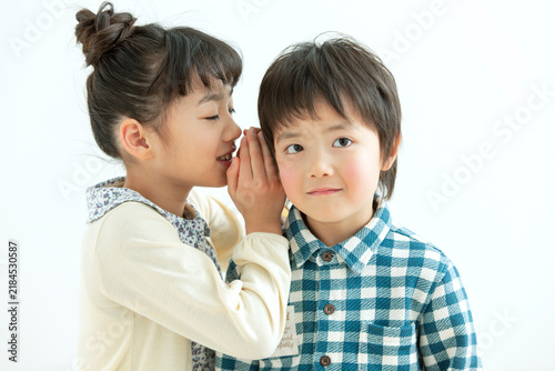 Plakat w ramie 内緒話しをする女の子と男の子