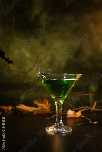 Foto Green cocktail in a martini glass on a dark background, Halloween-themed drink shot for party visuals and backgrounds