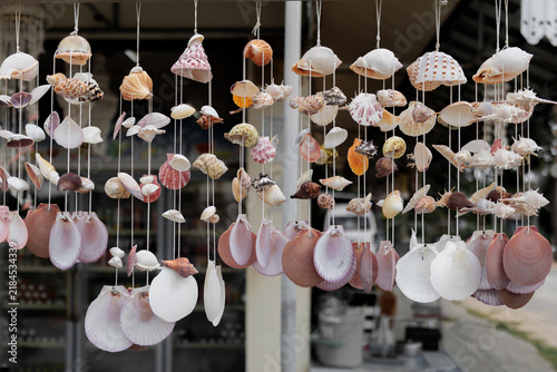 Cuadro en lienzo Handmade seashell wind chimes displayed at a local market in Thailand, representing coastal crafts, handmade souvenirs, local culture and travel shopping