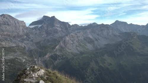 Aussicht Bergwelt auf dem Klausenpass in der Schweiz bei gedämpften Abendlicht