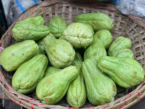 Konstfotografi Fresh Green Chayote Squash Vegetables in Traditional Woven Basket