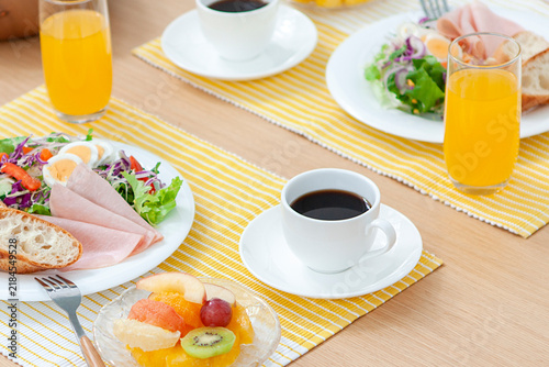 Tapety artystyczne 食卓の上の二組の朝食