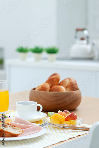 Tapety artystyczne 食卓の上の朝食