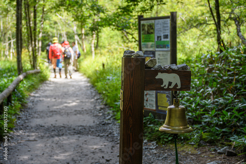 Bild auf Leinwand 登山道にあるクマよけの鐘