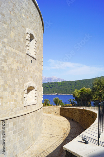 Fotografía Curved outer wall of Mamula fortress with defensive gun embrasure and view of Adriatic Sea