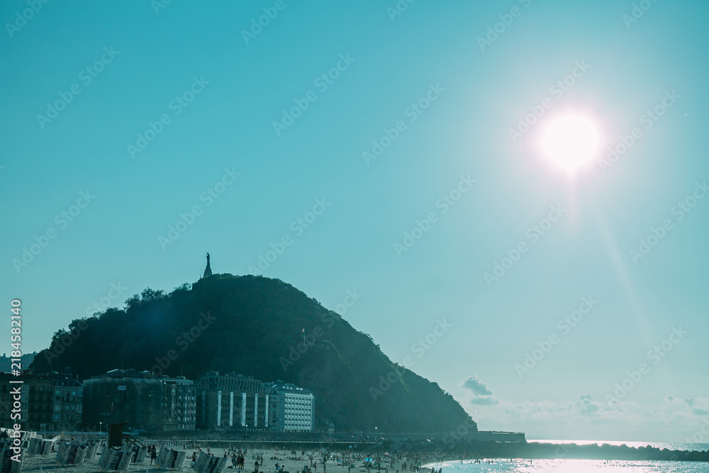 Obraz premium Sunset on Zurriola beach with Urgull in the background