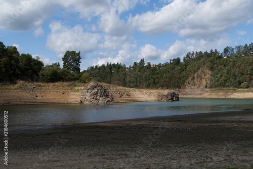 Konstfotografi extreme dry on orlik dam on vltava river czechia