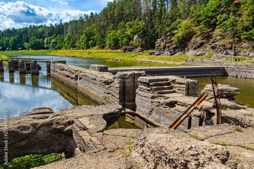 Foto extreme dry on orlik dam on vltava river czechia