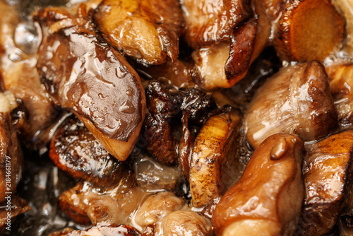Fotografie Rich, glossy mushrooms simmer in savory sauce