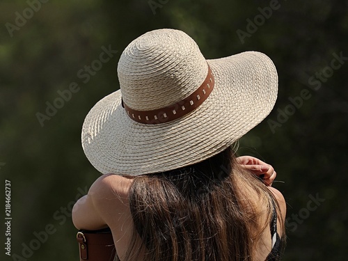 Fotografía Portait de l'arrière de la tête d'une femme aux cheveux longs et portant un chapeau de paille