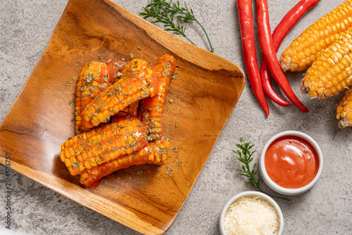 Quadro su tela Grilled corn pieces sprinkled with parsley and brushed with sauce
