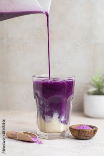 ube latte boisson fraiche violette glacée et et matcha latte thé lait	