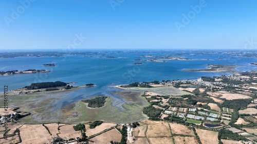 Bild auf Leinwand Survol du golfe du Morbihan en été avec l'île d'Arz au premier plan