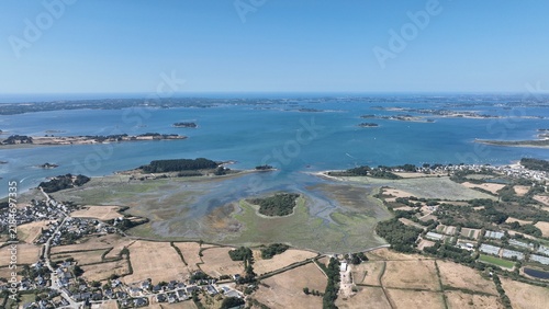Картината върху платно Survol du golfe du Morbihan en été avec l'île d'Arz au premier plan