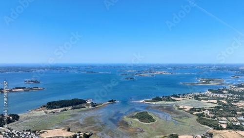 Картината върху платно Survol du golfe du Morbihan en été avec l'île d'Arz au premier plan