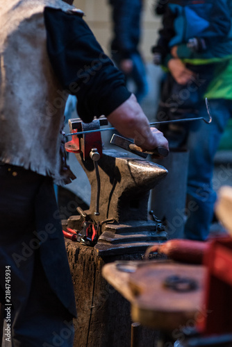Obraz na płótnie Schmied führt ordentliche Schmiedekunst auf dem Weihnachtsmarkt aus