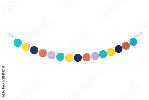 Guirnalda de bolas de fieltro coloridas sobre fondo blanco