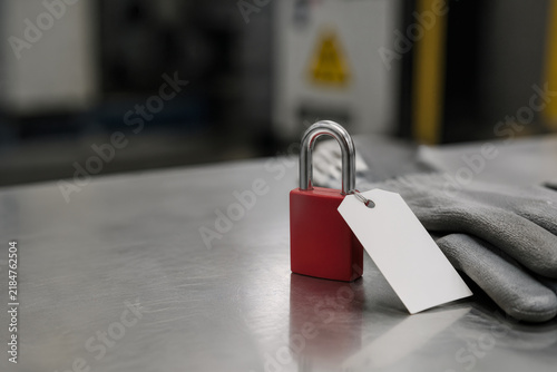 Cadenas rouge de consignation avec étiquette vierge