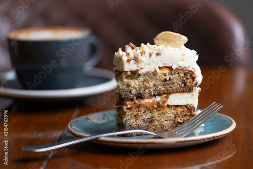 фотографія Delicious Banana Cake Slice With Coffee in Cozy Cafe Setting
