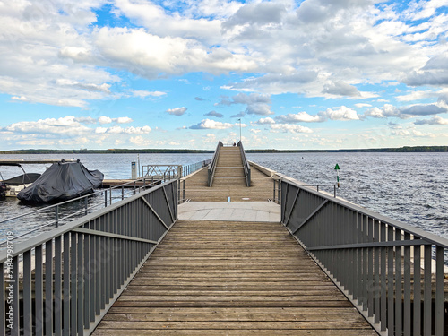 Moderne Seebrücke und Hafen am Senftenberger See
