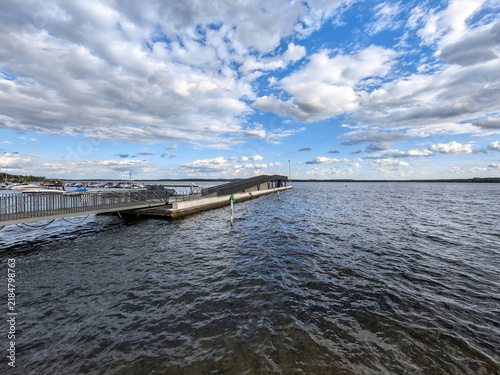 Moderne Seebrücke und Hafen am Senftenberger See