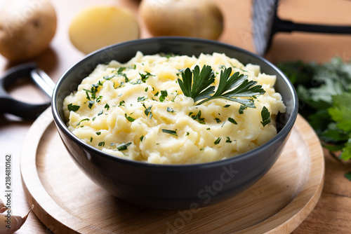 Quadro su tela Creamy mashed potatoes on wooden table