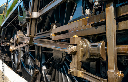 Foto Close-up of the driving wheels, connecting rods and mechanical details of a modern-built steam locomotive at Grosmont, North Yorkshire, England