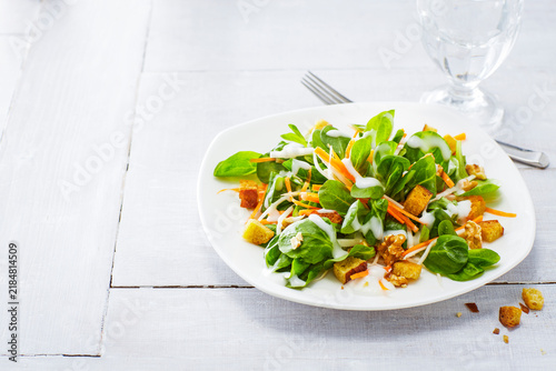 Autumnal salad with lamb's lettuce, carrots, slaw, croutons and walnuts