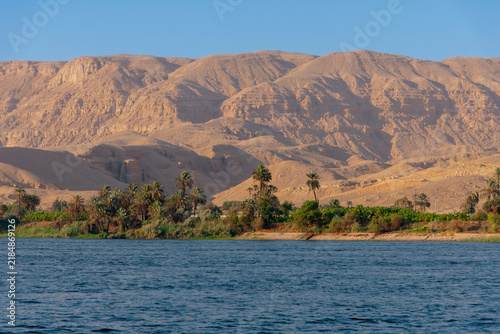 Un bonito paisaje que representa la vida en el Nilo pasando por Egipto