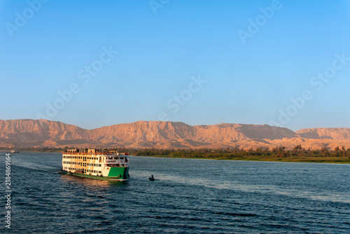 vista de un bonito crucero por el río Nilo en Egipto
