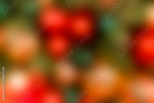 Fond bokeh de Noël avec lumières floues rouge, orange et vert en arrière-plan festif