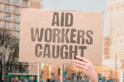 Foto "Aid workers caught" Humanitarian personnel face danger during operations