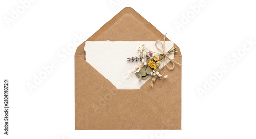 Fotografía Kraft paper envelope with a small bouquet of dried flowers and a blank card