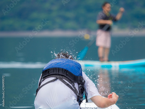 Tapety artystyczne 落水後にダイナミックに水滴を払う男性